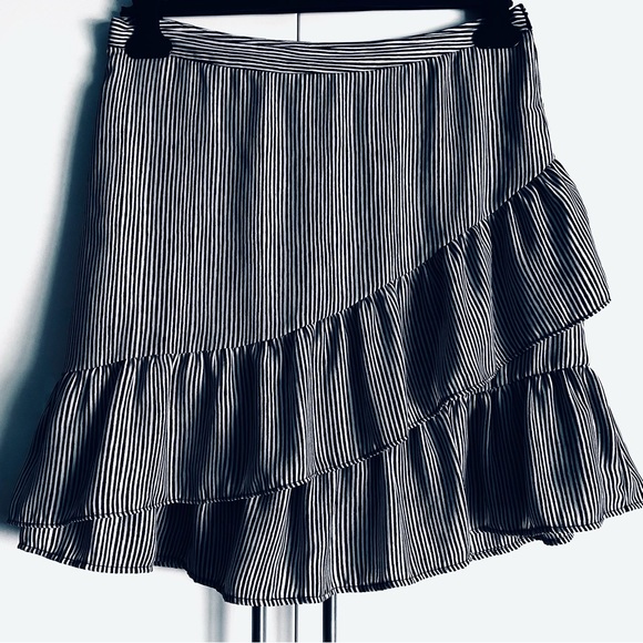 Banana Republic Tiered Ruffle Stripe Mini Skirt In Navy & White Size 8 EUC - Picture 4 of 12